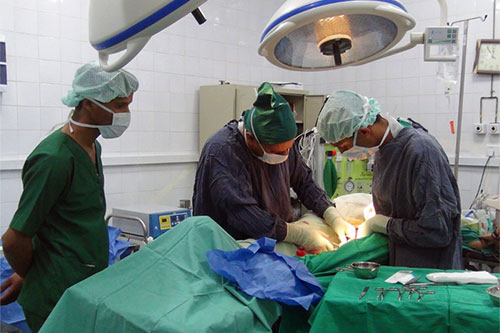 Médicos de Cruz Roja atienden a uno de los heridos La coalición liderada por Arabia Saudí masacra los niños en Yemen